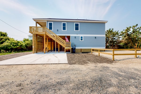 Coastal Paradise: Dog-friendly, hot tub, shared pool
