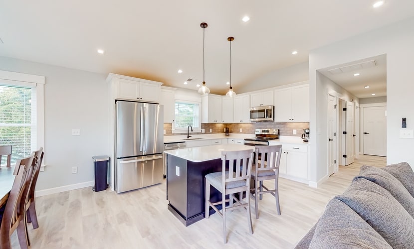 Coastal Paradise: Dog-friendly, hot tub, shared pool