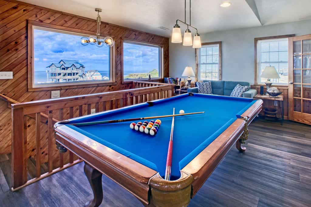 3-story Pet friendly home with private outdoor pool, hot tub, pool table, & elevator