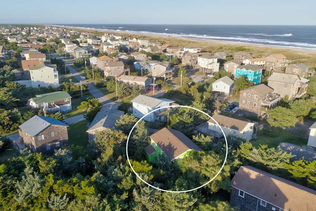 Dog-friendly home with shared pool, private deck, central AC, free WiFi