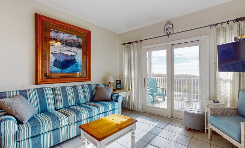 First-floor oceanfront home with outdoor pool, hot tub, washer/dryer - dog-friendly