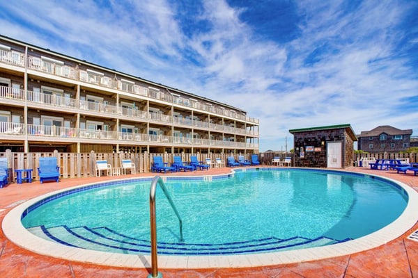 First-floor oceanfront home with outdoor pool, hot tub, washer/dryer - dog-friendly