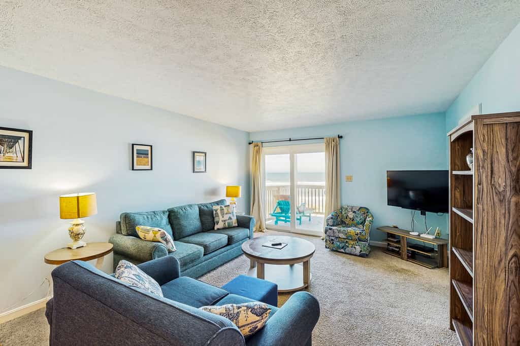 Beautiful getaway in Oceanfront complex with pool, free WiFi, WD, & central AC