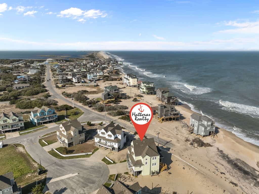 Bright Buxton townhouse with pool access, fast WiFi, AC, W/D & ocean views