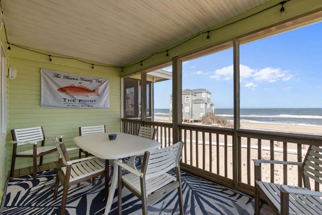 Bright Buxton townhouse with pool access, fast WiFi, AC, W/D & ocean views