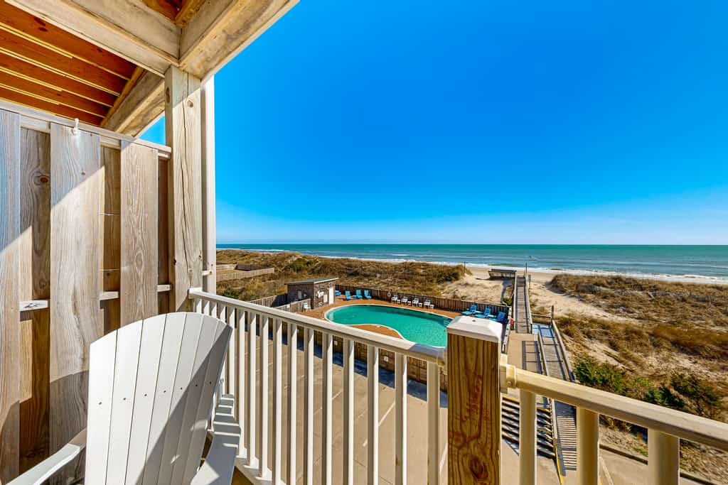 Darling oceanfront condo with outdoor pool, hot tub, balcony & views