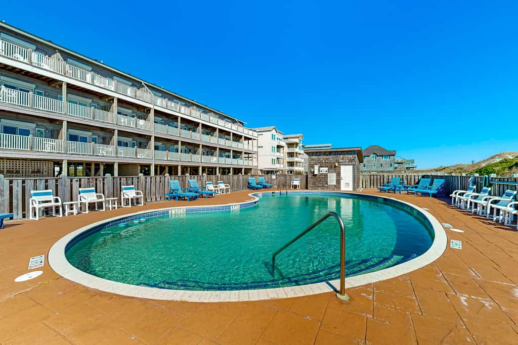 Darling oceanfront condo with outdoor pool, hot tub, balcony & views