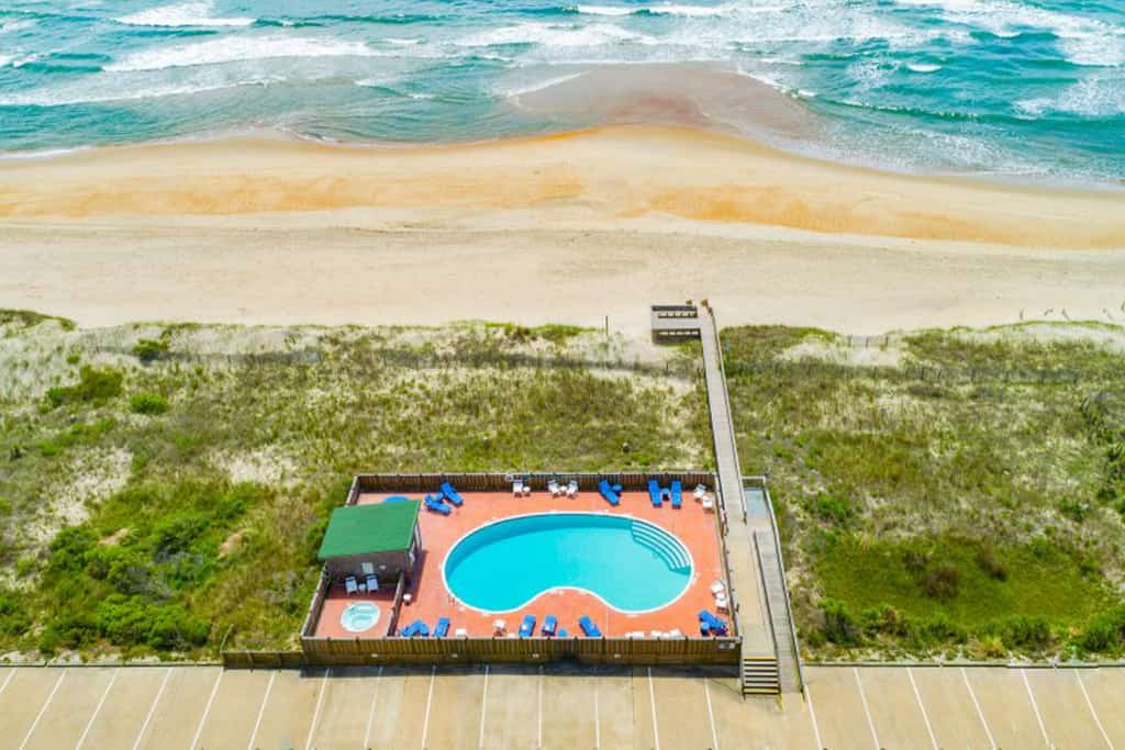 Lovely home in oceanfront location with central AC, access to pool/hot tub