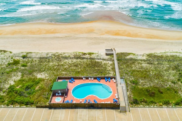 Lovely home in oceanfront location with central AC, access to pool/hot tub