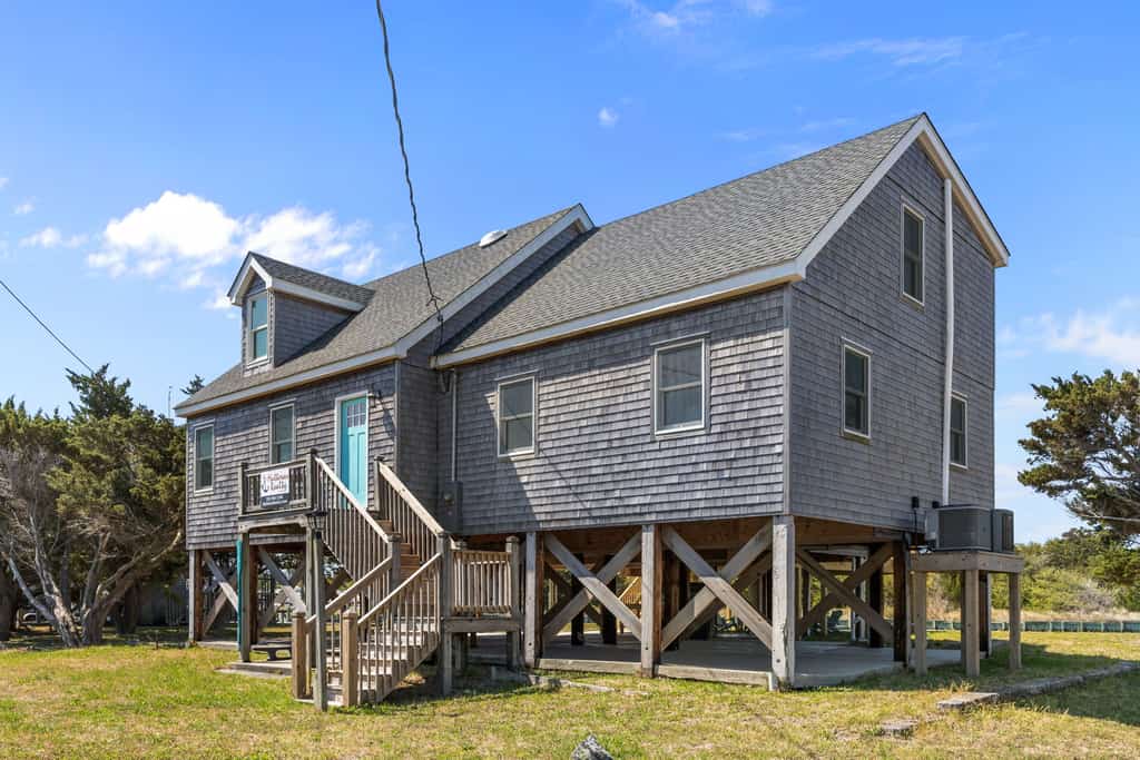 Waterfront house w/water views, private hot tub, theater room, game room/bar, AC