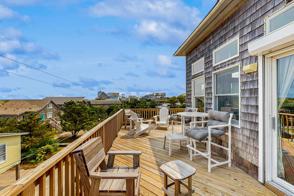 Dog-friendly house with ocean view, pool access, washer/dryer, & tennis court