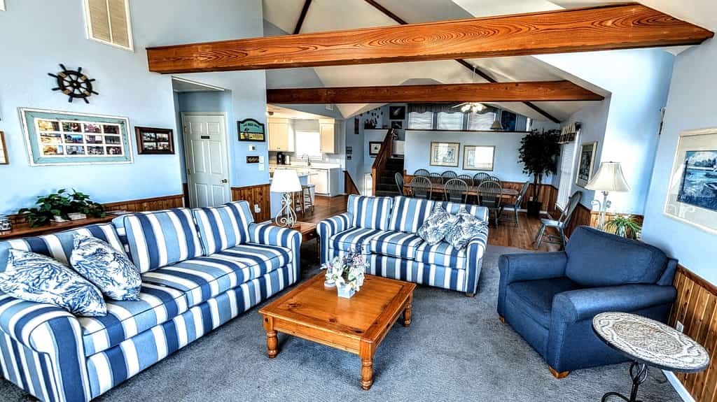Six-bedroom house with fireplace, private hot tub, ocean views & pool access
