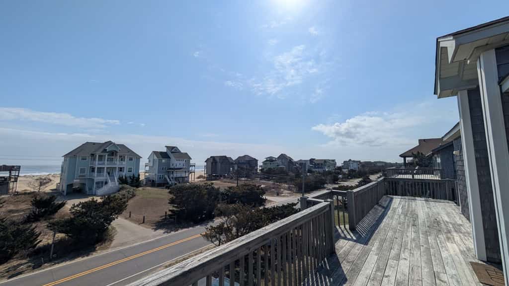 Six-bedroom house with fireplace, private hot tub, ocean views & pool access