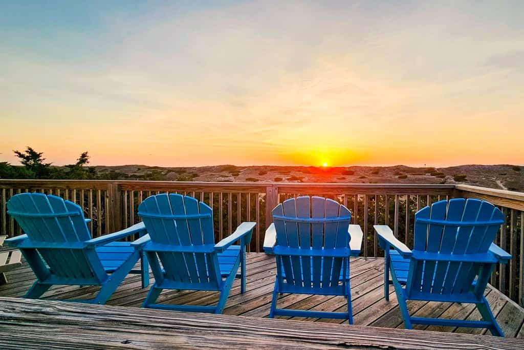 Multi-level dog-friendly home w/private hot tub, washer/dryer, gas fireplace, AC