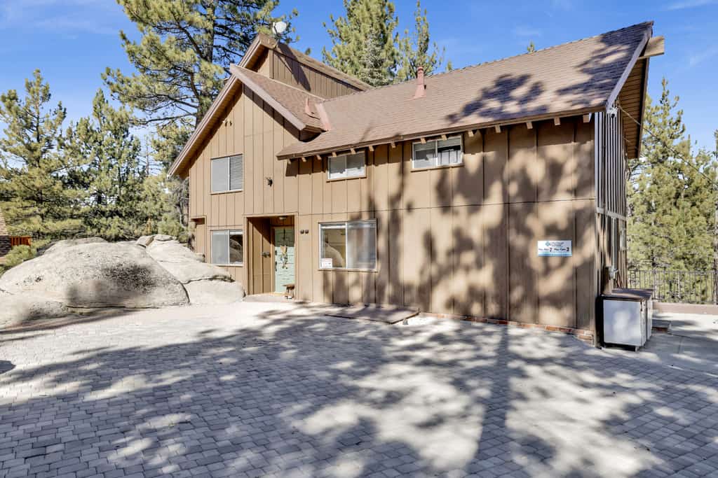 Round Rock Lodge at Big Bear | Boulder Bay Modern Retreat w/ Pool Table | Minutes to Activities