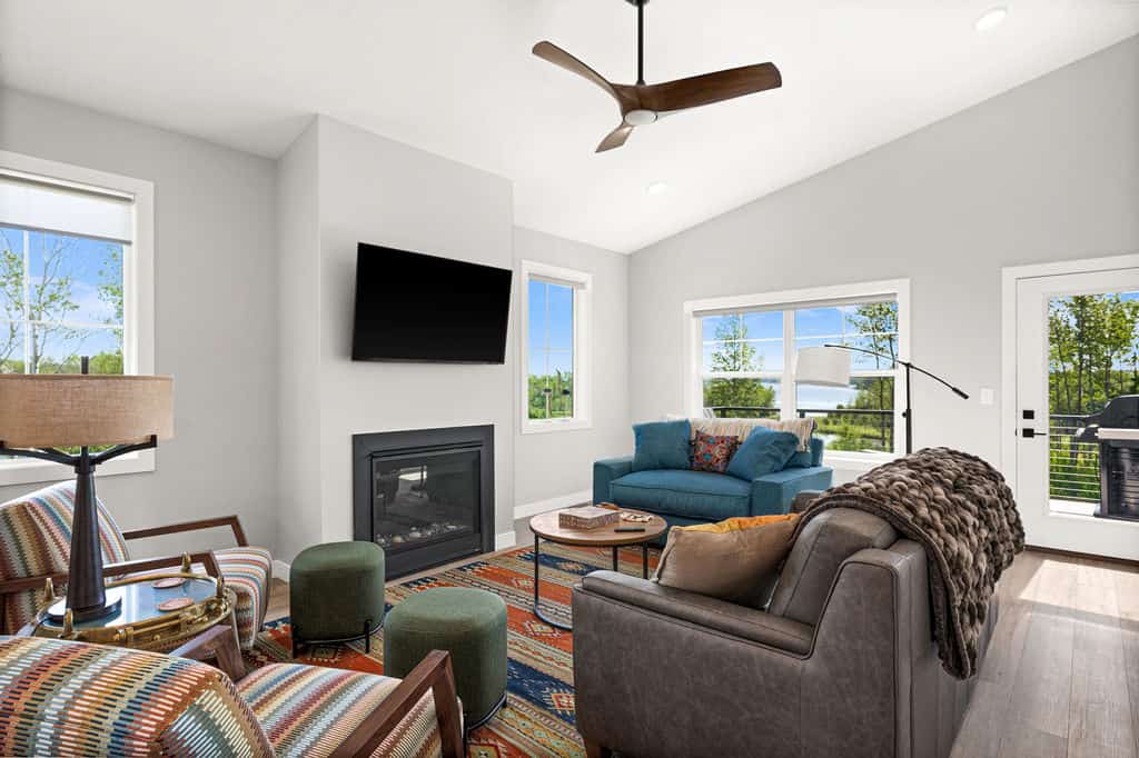 RiverWest Hunters Lookout - Riverfront - Dog Friendly - Upper level