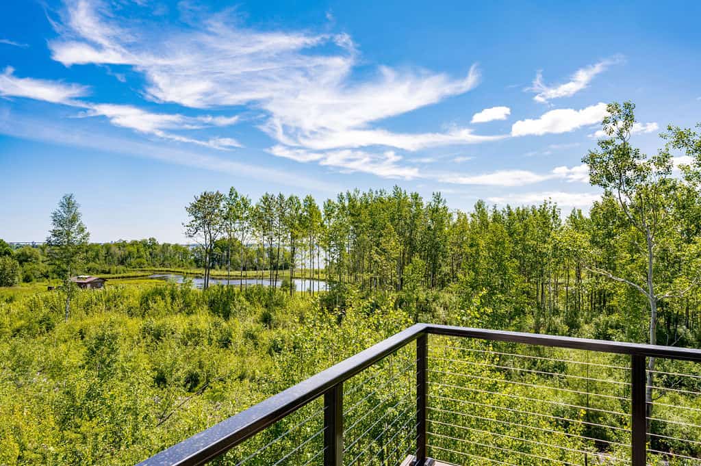 RiverWest Hunters Lookout - Riverfront - Dog Friendly - Upper level