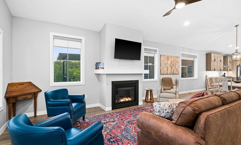 RiverWest Stones Throw Chalet - Hot Tub - Sauna - River View - Sauna - Dogs