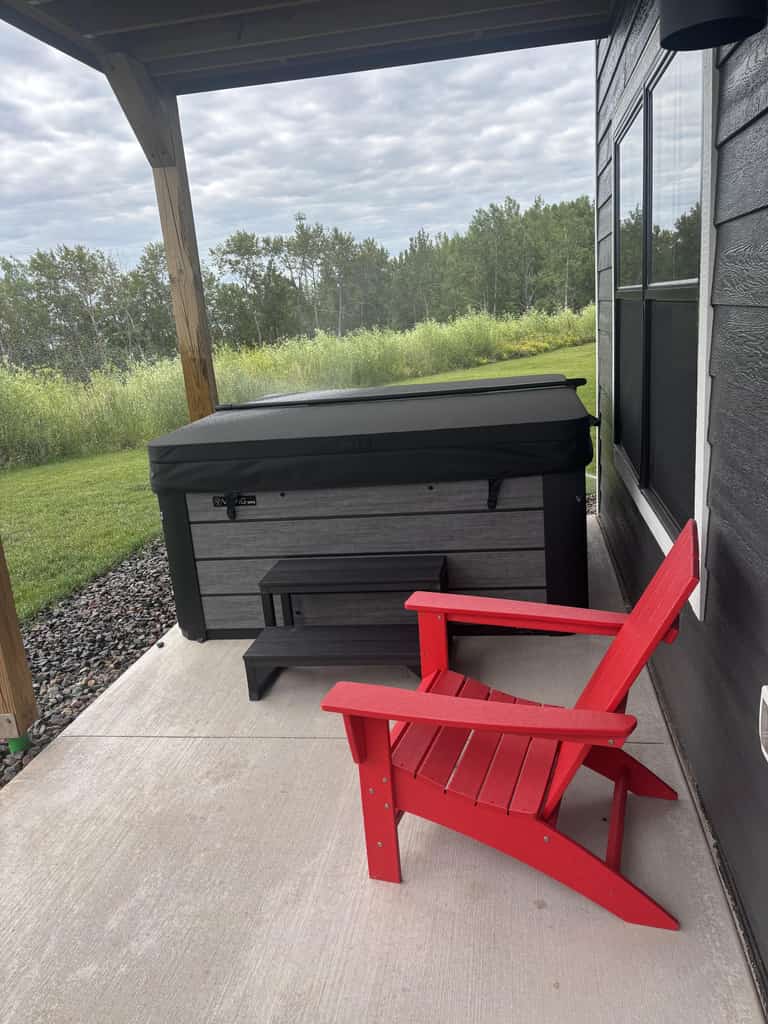 RiverWest Stones Throw Chalet - Hot Tub -  Sauna - River View - Sauna - Dogs