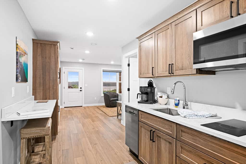 RiverWest Trails End Chalet -Hot Tub - River View - Dog Friendly