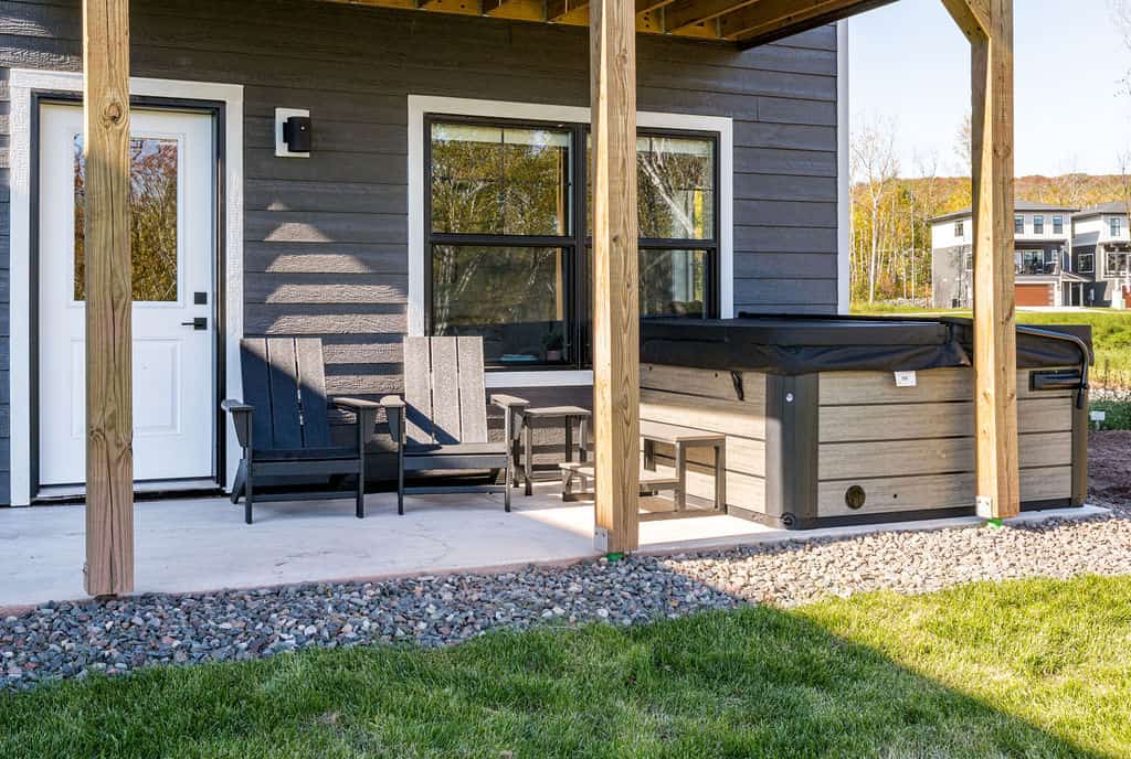 RiverWest Rivers Edge -River View - -Pet Free - Hot Tub