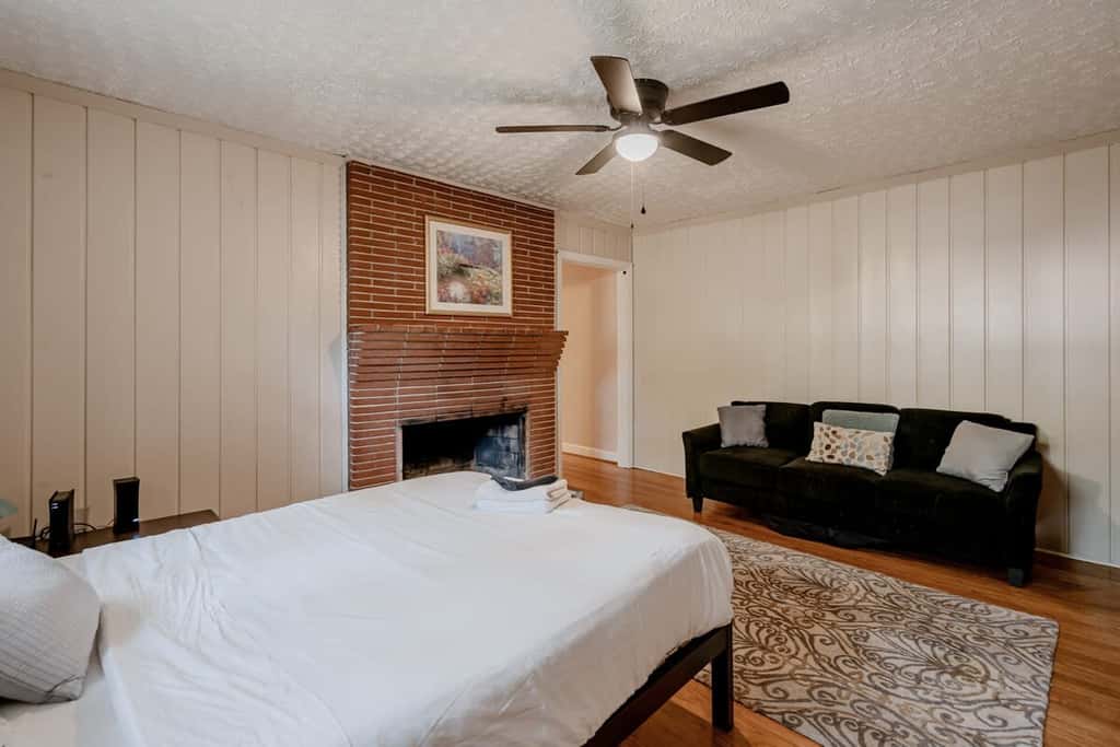 5 mins to Fort Jackson - The Wooded Hilltop Ranch