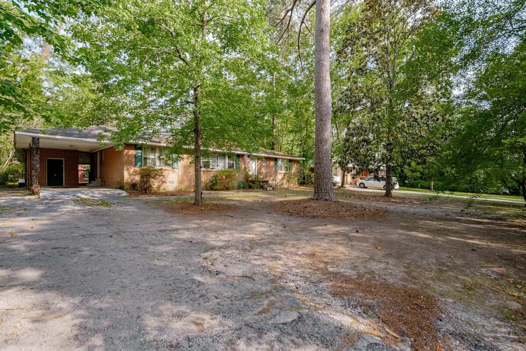 5 mins to Fort Jackson - The Wooded Hilltop Ranch