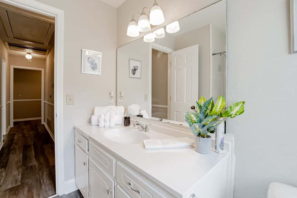 Mins to Lake Murray & Downtown! The Royal Retreat