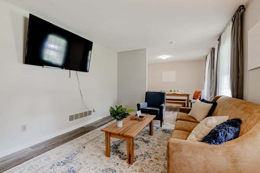 Mins to Lake Murray & Downtown! The Royal Retreat