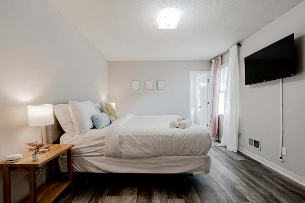 Mins to Lake Murray & Downtown! The Royal Retreat