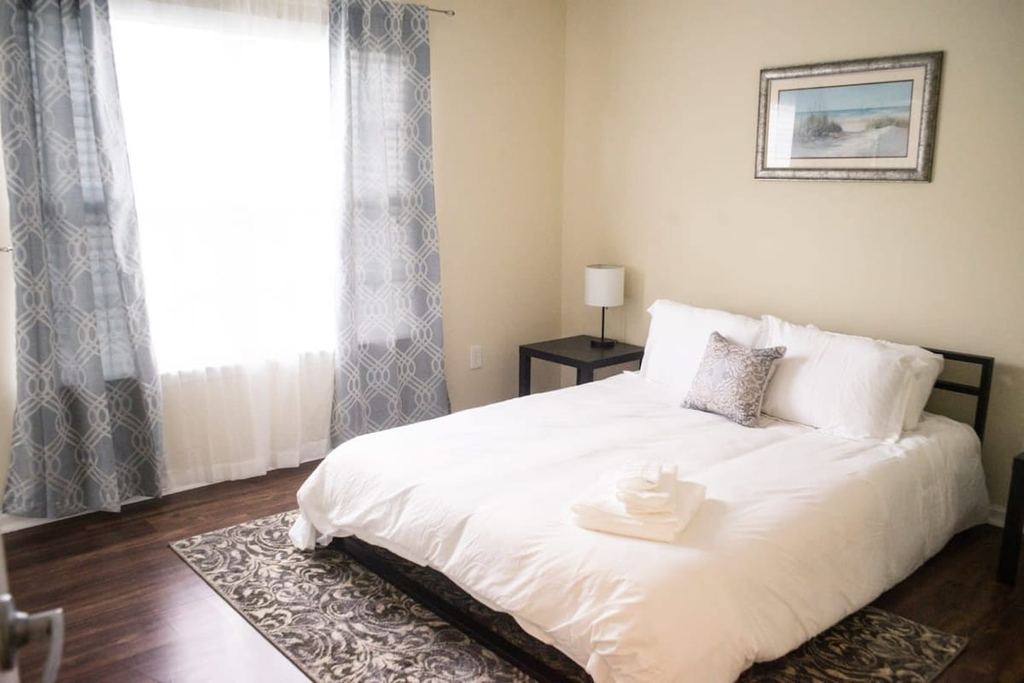 Near Bases, USC & Shops - The Columbia Crash Pad