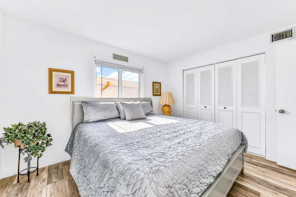Bright Oceanfront Condo w/ Balcony, Pool & Beach Access