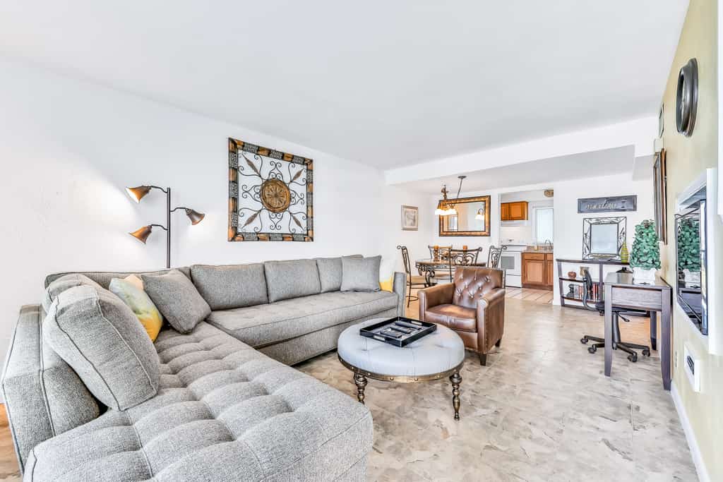 Bright Oceanfront Condo w/ Balcony, Pool & Beach Access