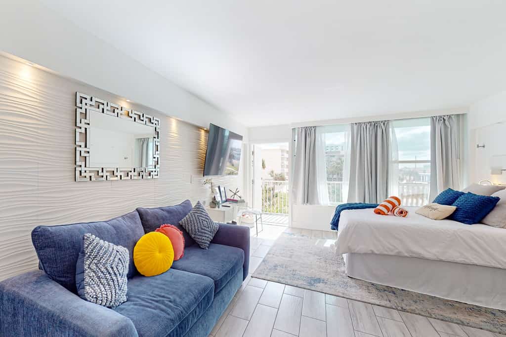 Cozy Oceanfront Studio with Balcony, Pool & Beach Access