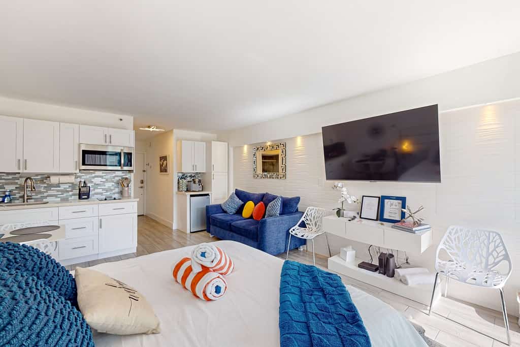 Cozy Oceanfront Studio with Balcony, Pool & Beach Access