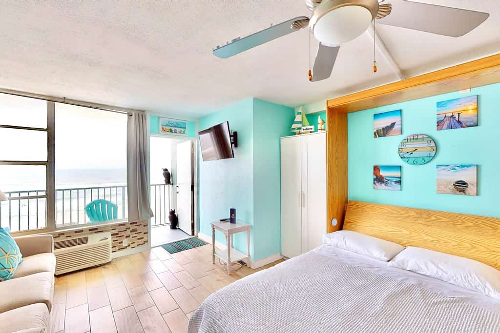 Relaxing Beachfront Studio w/ Balcony Views & Shared Pool