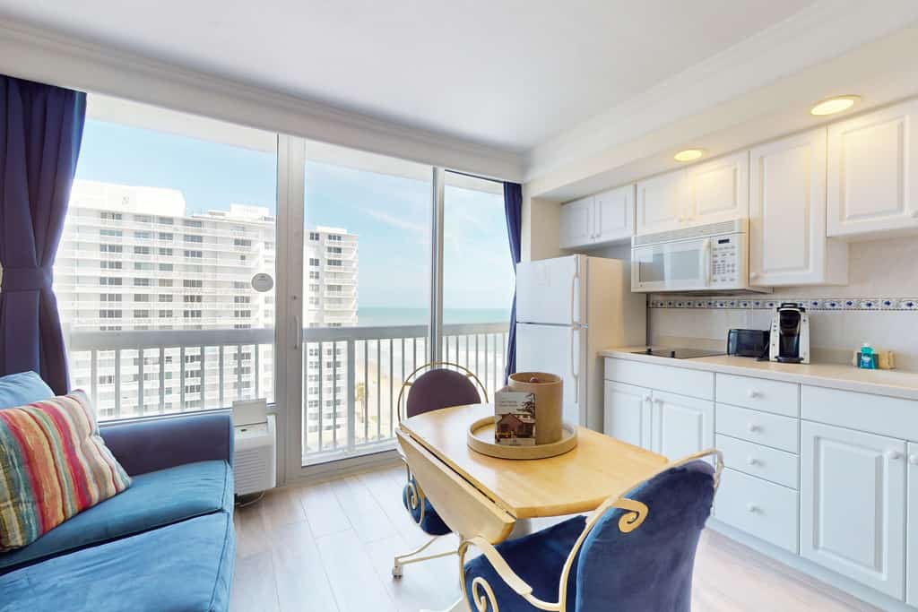 Cozy Oceanfront Studio w/ Kitchenette & Beach Access in Daytona