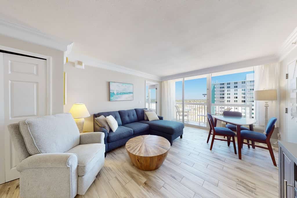 Oceanfront 12th-Floor Suite with Views, Pool & Prime Location