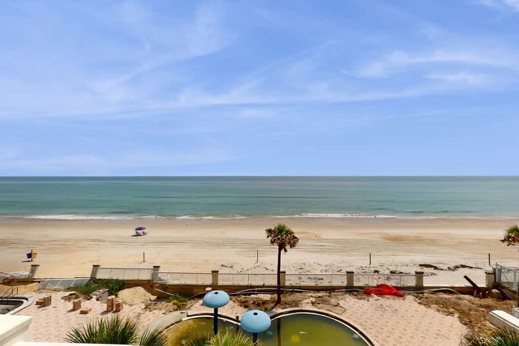 Oceanfront Studio with Balcony Views & Walkable to Daytona Attractions
