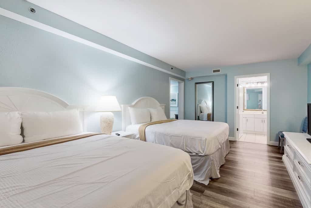 Oceanfront Condo w/ Pool, Gym & Walk to Dining & Shops