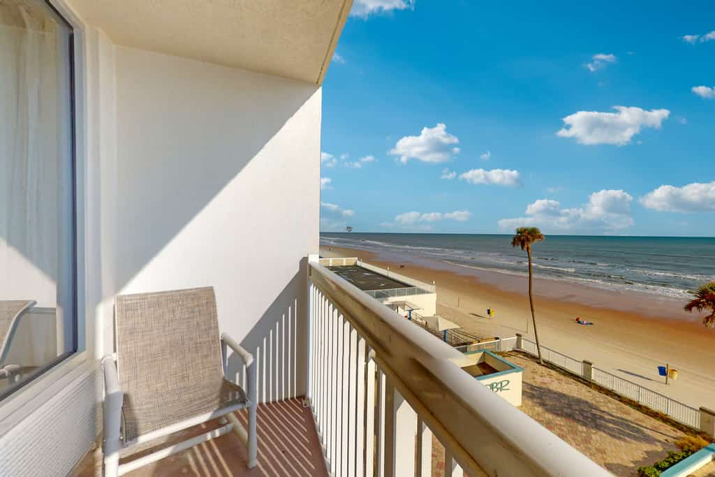 Beachfront Studio w/ Balcony, Resort Pool & Walkable Location