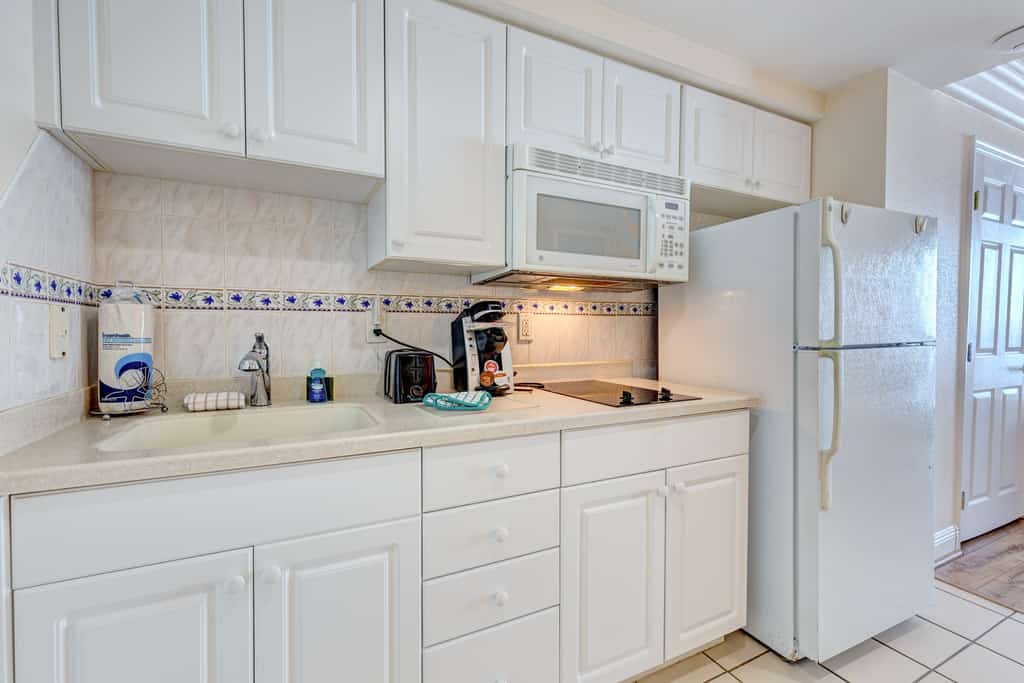 Beachfront Studio Retreat | King Bed, Pool, Gym & Prime Location