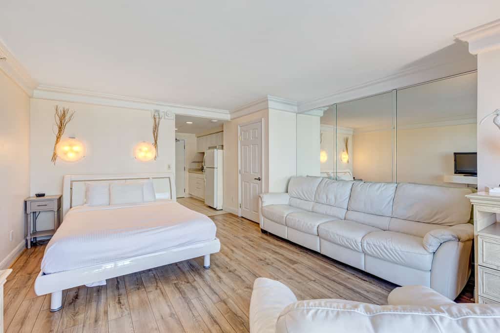 Beachfront Studio Retreat | King Bed, Pool, Gym & Prime Location