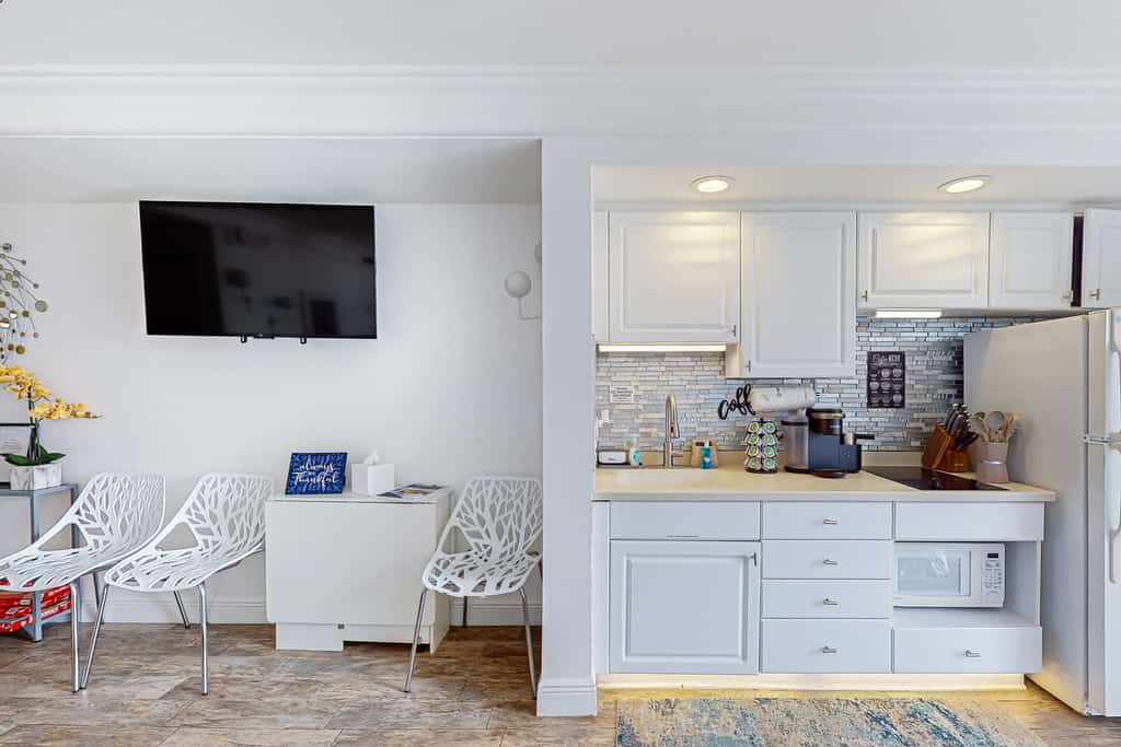 Chic Oceanfront Studio with Balcony, Pool & Direct Beach Access