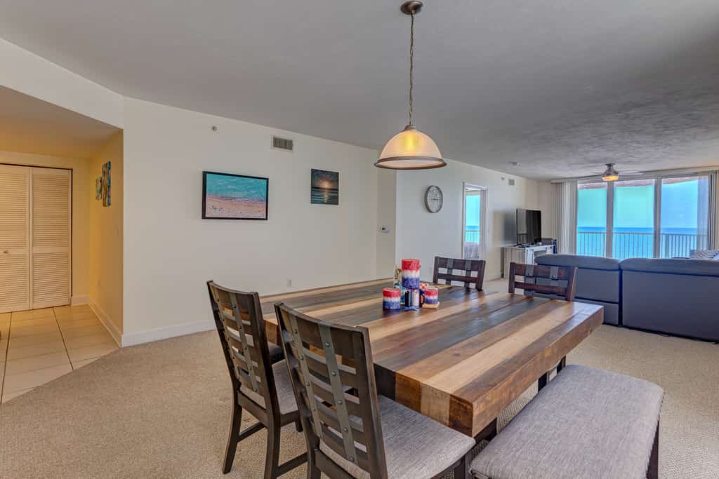 Oceanfront Oasis w/ Balcony, Full Kitchen & Steps to Beach