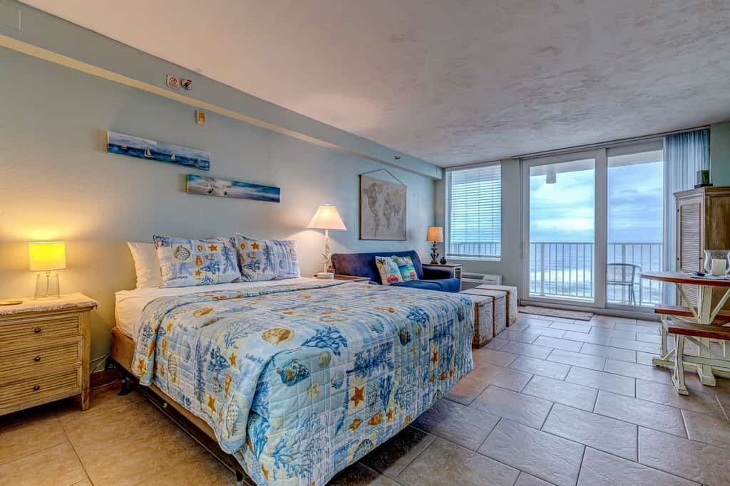 The Ocean Calls – Beachfront Studio w/ Balcony, Queen Bed & Walkable Fun