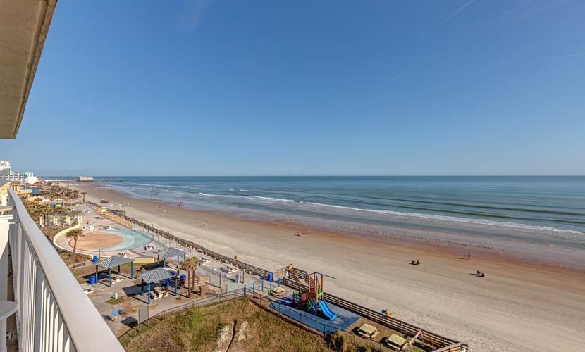 The Ocean Calls – Beachfront Studio w/ Balcony, Queen Bed & Walkable Fun