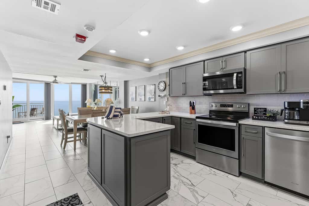 Ocean Views + Pool, Tennis & Balcony – Steps to Daytona Beach