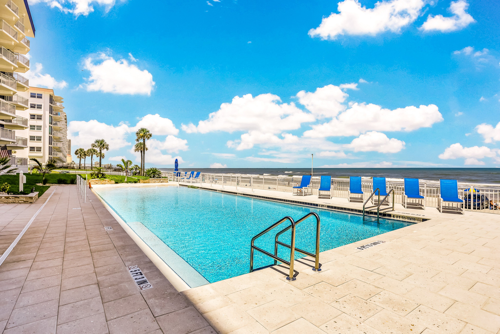 Surfside Club 109 - Blue Umbrella