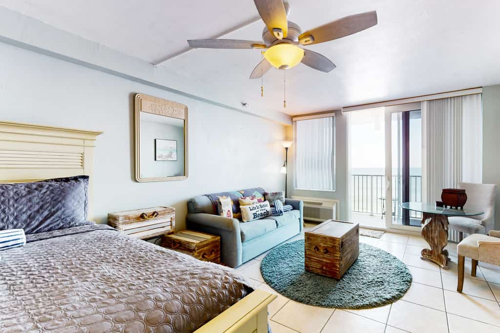 Beachfront Studio w/ Balcony, Pool & Gym Access in Heart of Daytona
